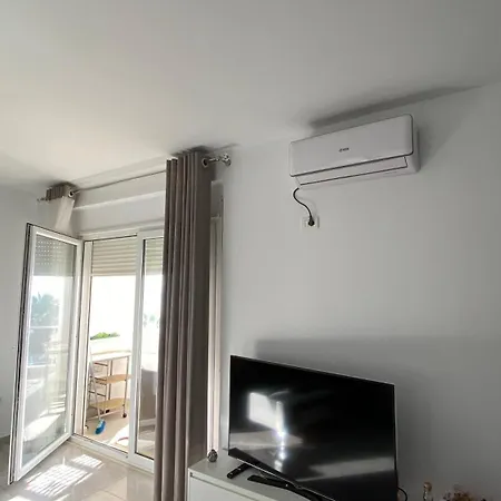 Seaview White Apartment